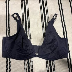 INCREDIBLE BY VICTORIA’S SECRET
Unlined Plunge Bra 🌑✨